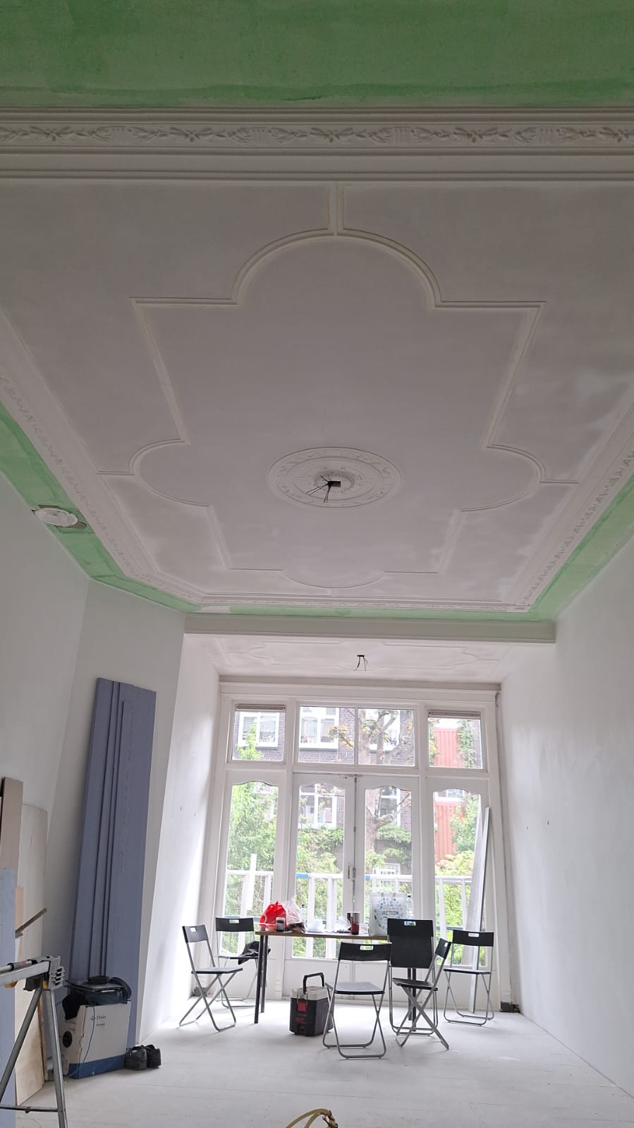 Opgeleverd sierplafond boven eetkamer met glas-in-loodramen