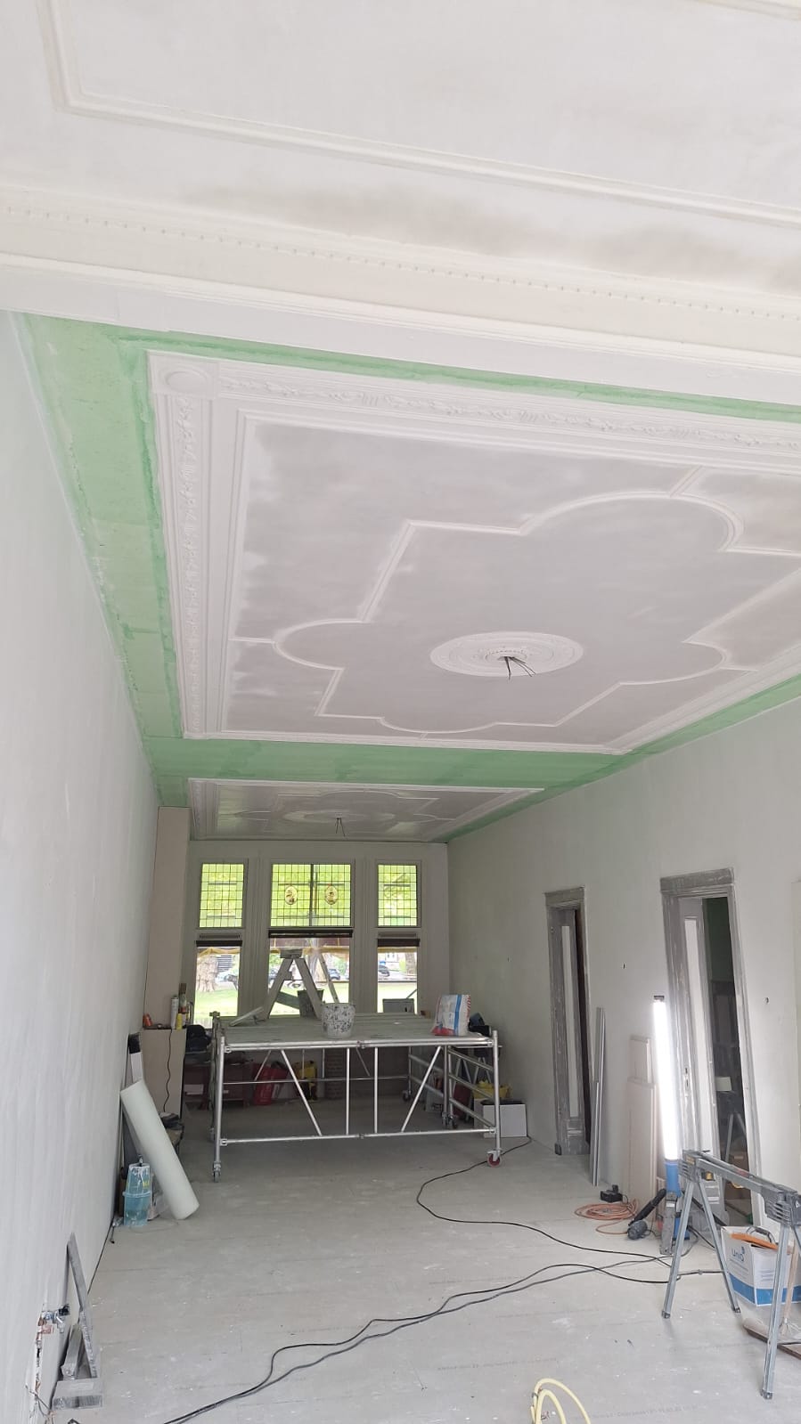 Opgeleverde kamer met gerestaureerd sierplafond in monumentaal pand