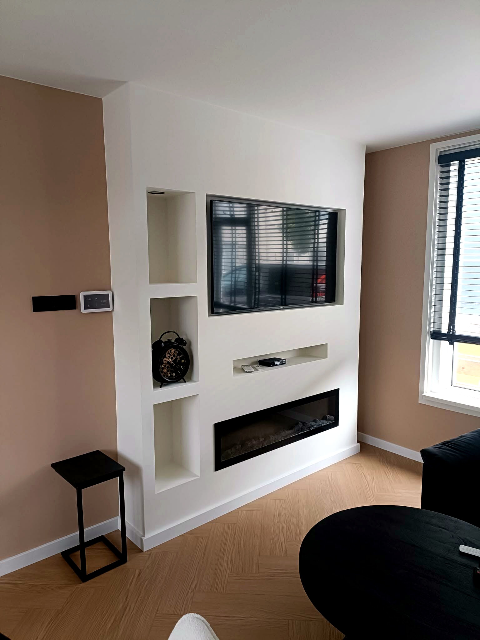 Op maat gestuukte tv-wand, opgeleverd project in Dordrecht